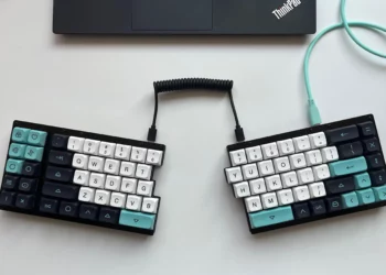 ¿Buscas un teclado dividido? No intentes cortar uno regular y arreglarlo con un lío de cables, ¡nadie lo haría!